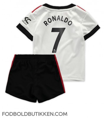 Manchester United Cristiano Ronaldo #7 Udebanetrøje Børn 2022-23 Kortærmet (+ Korte bukser)